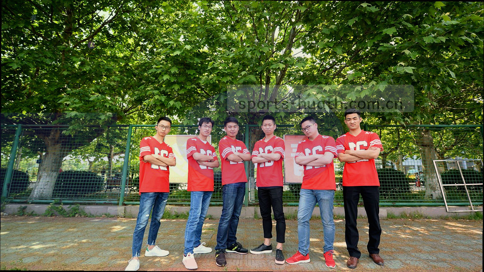 转播记分牌数字与场边电子屏的局部特写，荧光青色数字在暗色背景上发亮