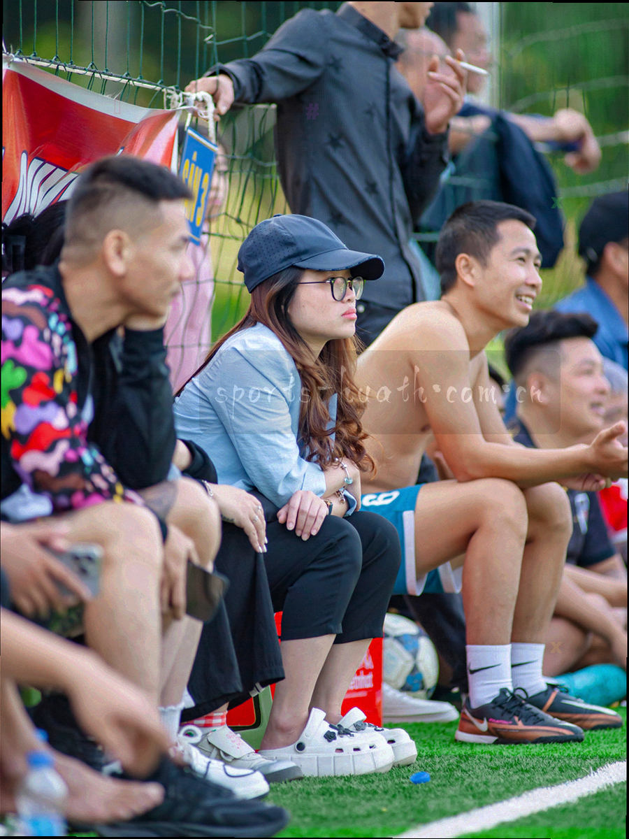 球衣织物质感特写与手绘战术线条叠影，暖橙高光点缀